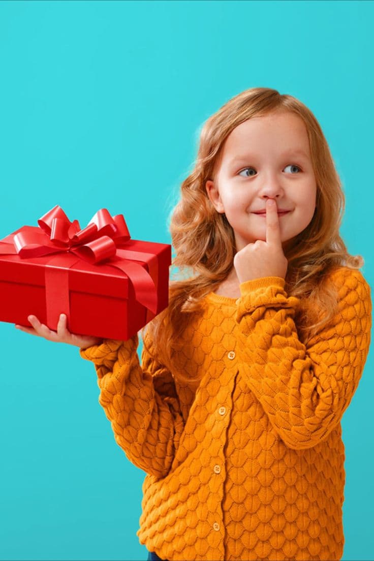 Menina com caixa de presente